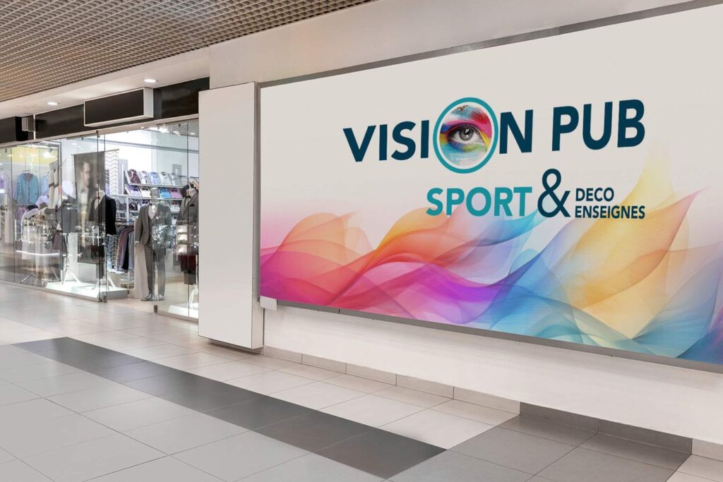 Grand affichage publicitaire VISION PUB SPORT & DECO ENSEIGNES dans une galerie marchande moderne avec un magasin vitré.
