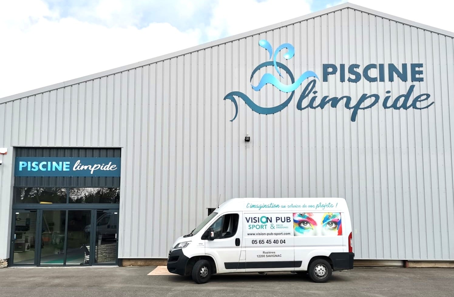 Bâtiment Piscine Limpide gris avec logo vagues bleues. Un van Vision Pub Sport est garé devant, affichant contacts et slogan.