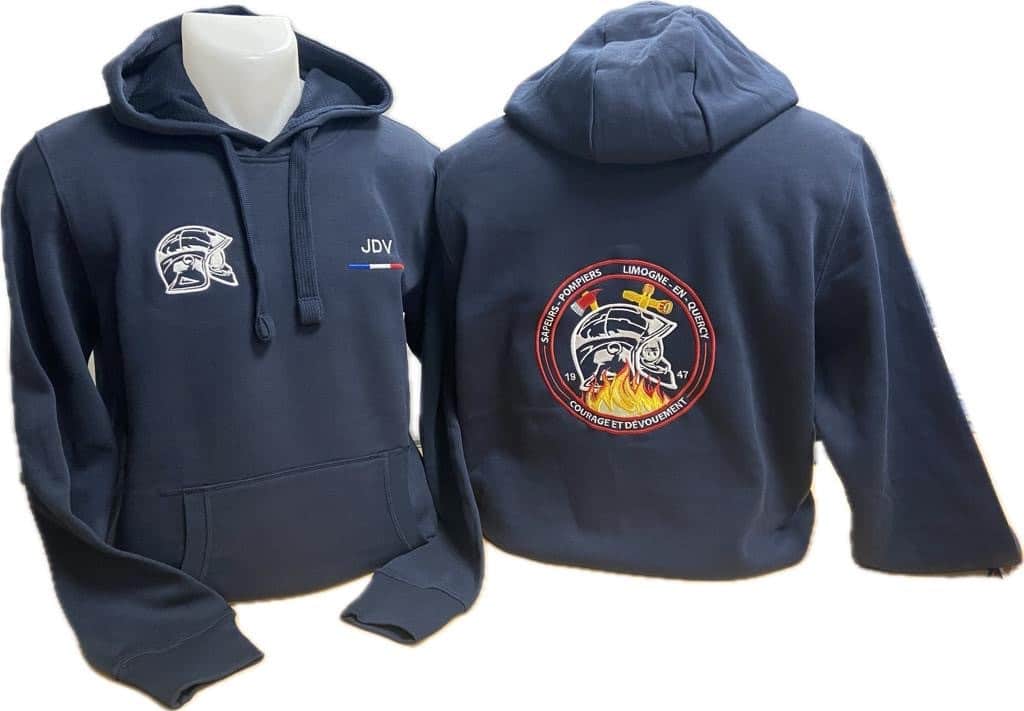 Sweat à capuche pompier bleu marine avec casque, 'JDV' et drapeau. Le dos brodé 'SAPEURS-POMPIERS LIMOGNE-EN-QUERCY COURAGE ET DÉVOUEMENT'.