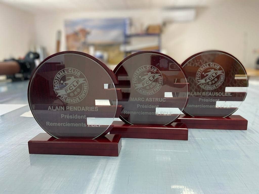 Trois trophées gravés du Football Club Lalbenque Fontanes (FCLF) : Alain Pendaries, Marc Astruc, Alain Beausoleil. Remerciements aux Présidents.
