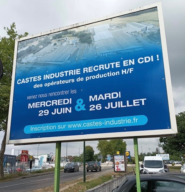 Castes Industrie Recrute : Opérateurs CDI les 29/06 et 26/07 Panneau publicitaire bleu annonçant le recrutement CDI d'opérateurs de production H/F par Castes Industrie les 29 juin et 26 juillet. Inscription sur castes-industrie.fr.